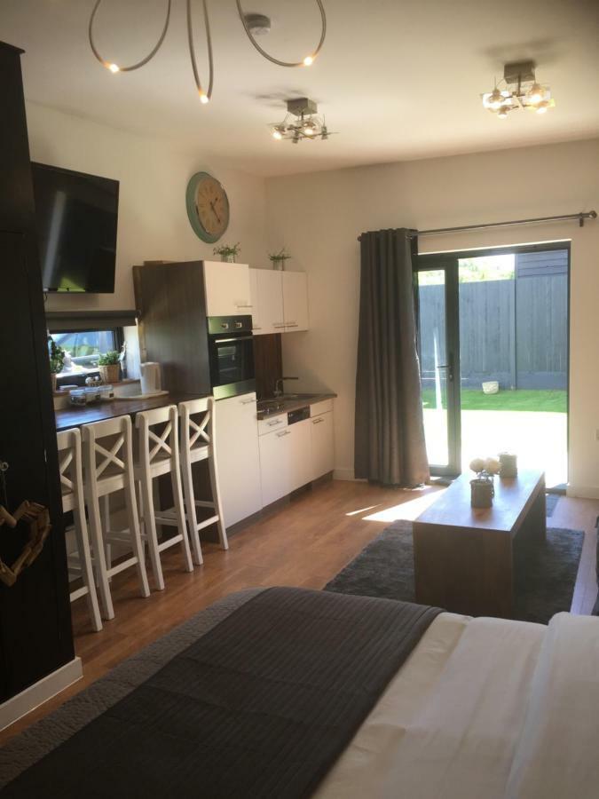 Willow Court Farm Studio South & Petting Farm, 8 Mins From Legoland & Windsor, 15 Mins From Lapland Uk Exterior foto